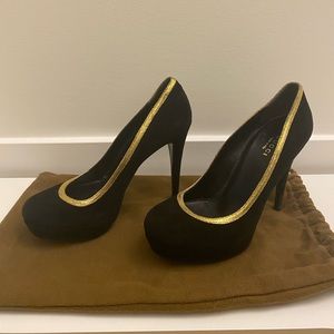 Round-toe Gucci pumps in black suede